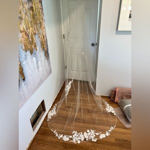 Veil Trends 108” long chapel length Bay Veil bridal